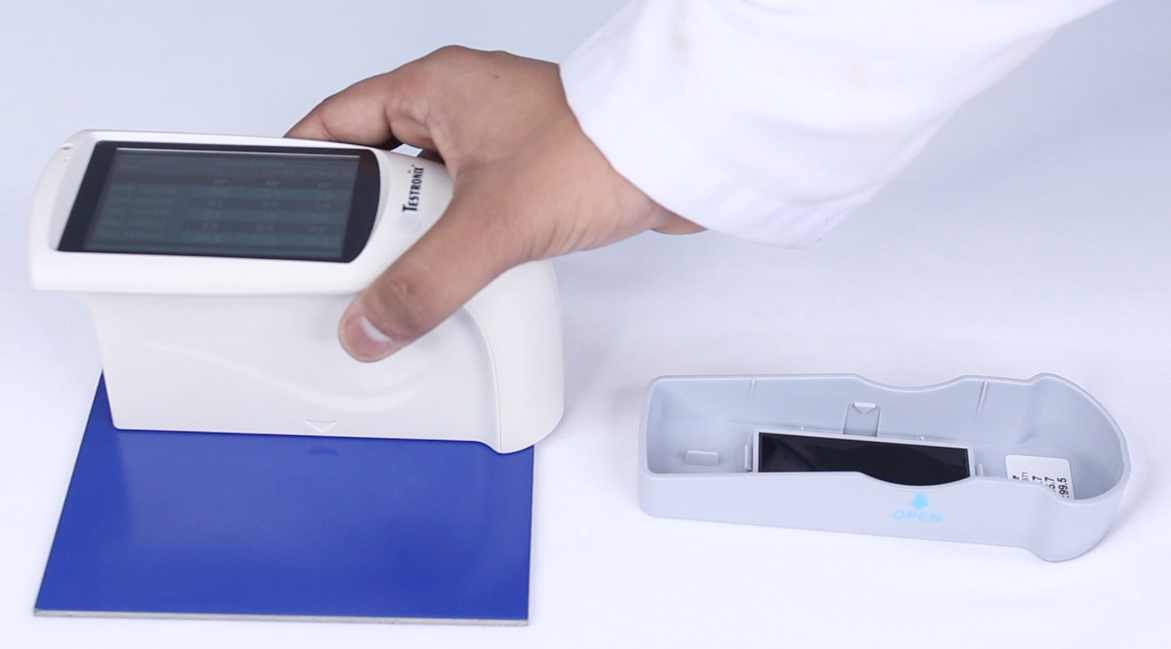 Paint gloss meter for automotive industries